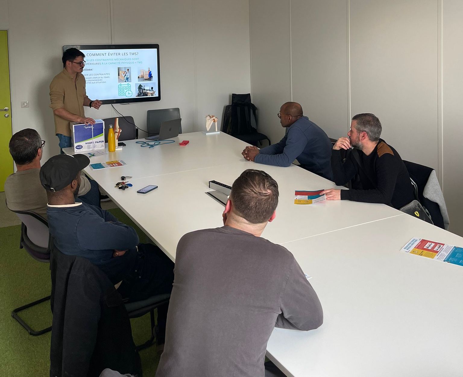 Kinésithérapeute animant un atelier de prévention en entreprise